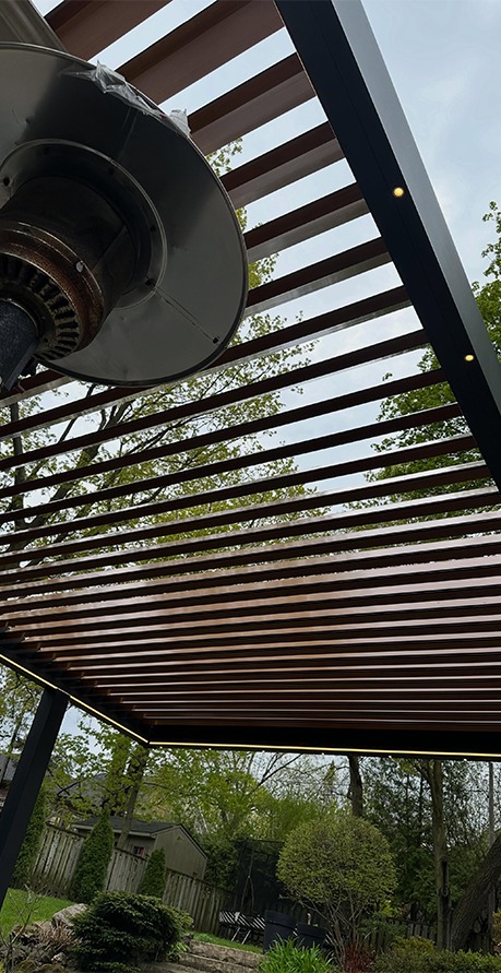 Aluminum louvered pergola